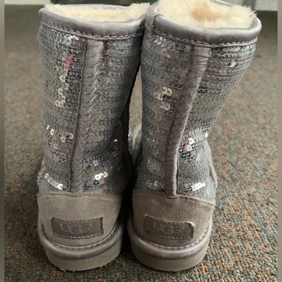 🚨SOLD🚨 Authentic Ugg boots silver sequin sz 2 - Picture 4 of 6